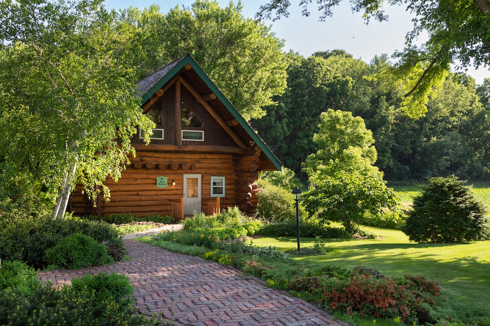 Dog-Friendly Cabins in Wisconsin, photo of a luxury log cabin at Justin Trails Resort